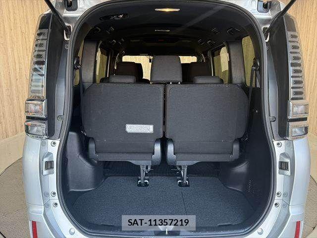 Toyota VOXY HYBRID 2018-10 8882939-11