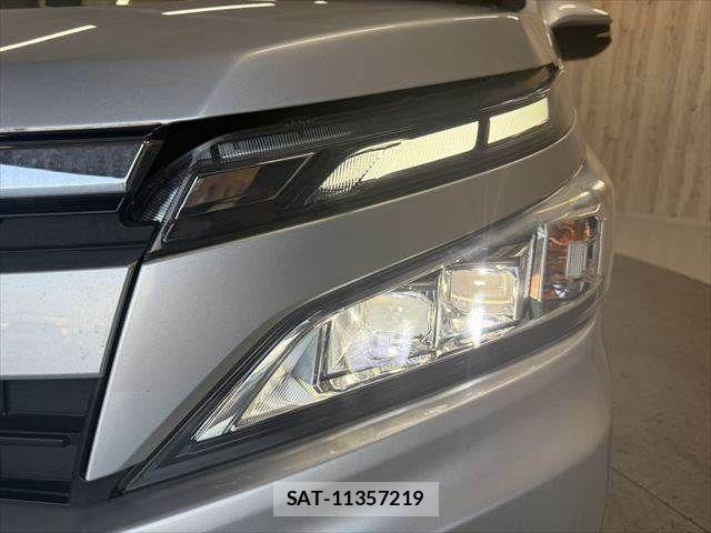 Toyota VOXY HYBRID 2018-10 8882939-13