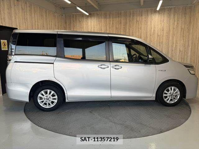 Toyota VOXY HYBRID 2018-10 8882939-18