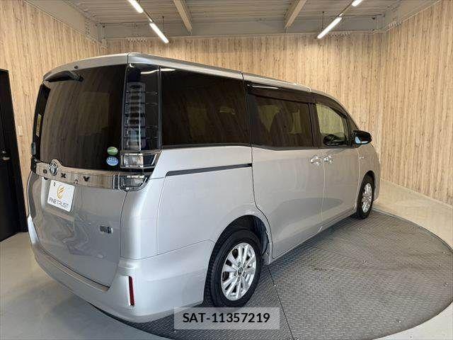 Toyota VOXY HYBRID 2018-10 8882939-19