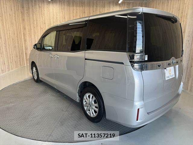 Toyota VOXY HYBRID 2018-10 8882939-21