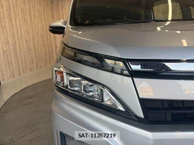 Toyota VOXY HYBRID 2018-10 8882939-23