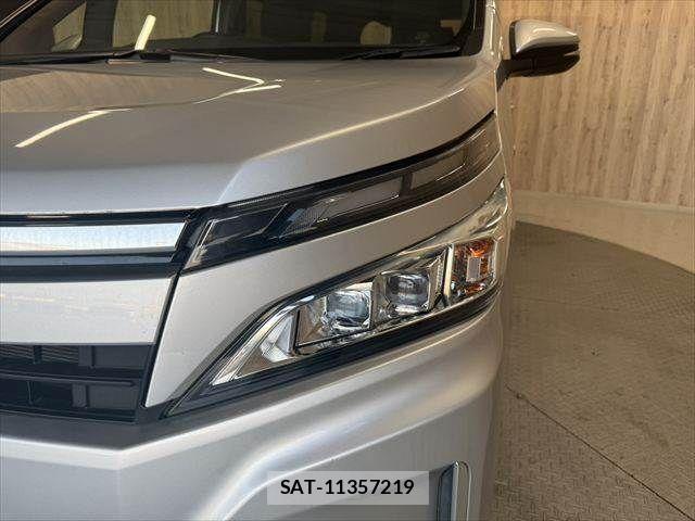 Toyota VOXY HYBRID 2018-10 8882939-25