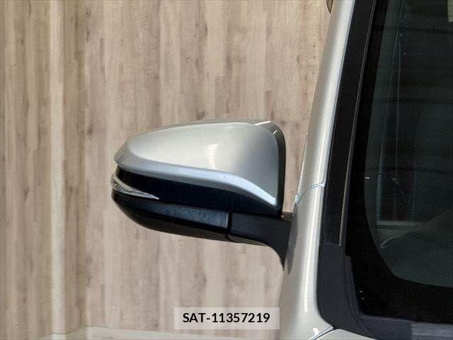 Toyota VOXY HYBRID 2018-10 8882939-27