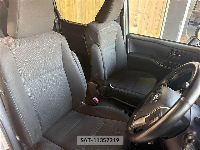 Toyota VOXY HYBRID 2018-10 8882939-8