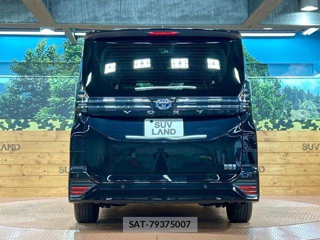 Toyota VOXY HYBRID 2023-07 8882921-15