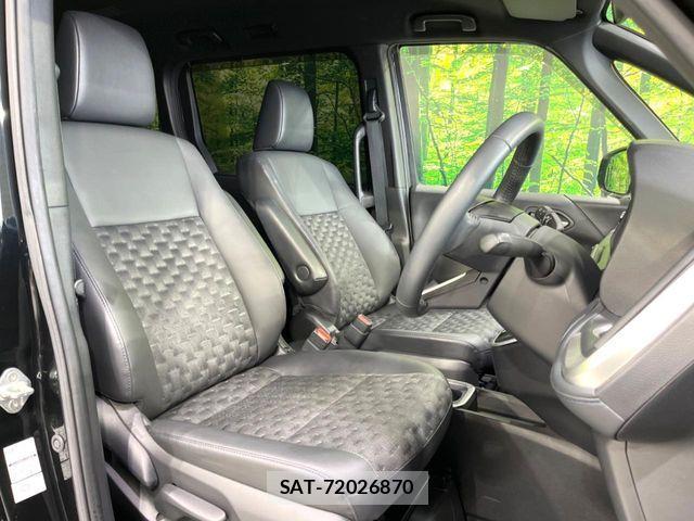 Toyota VOXY HYBRID 2023-10 8882925-7