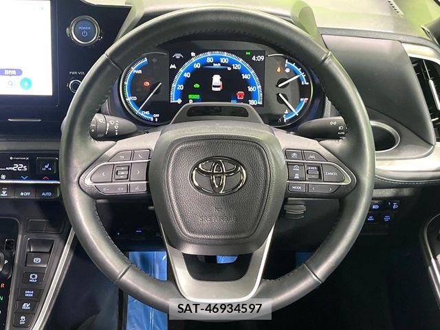 Toyota VOXY HYBRID 2023-02 8882923-11