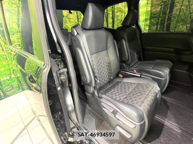 Toyota VOXY HYBRID 2023-02 8882923-8