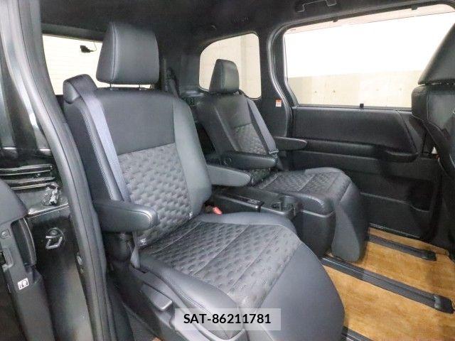 Toyota VOXY HYBRID 2024-08 8882918-5