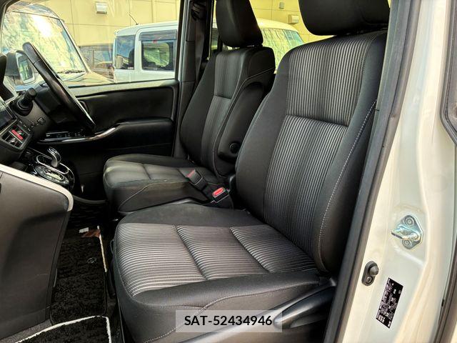 Toyota VOXY HYBRID 2018-09 8882940-23