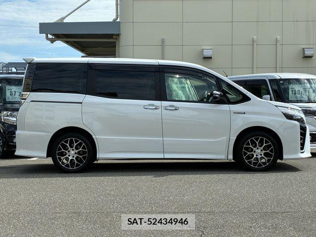 Toyota VOXY HYBRID 2018-09 8882940-4