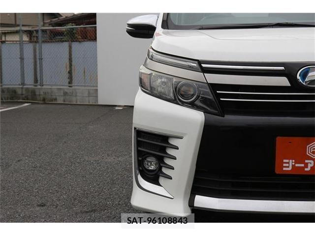 Toyota VOXY HYBRID 2016-09 8882942-11