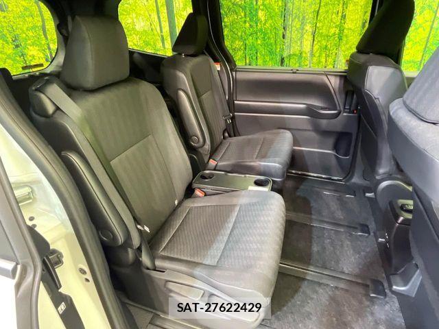 Toyota VOXY HYBRID 2023-11 8882931-9
