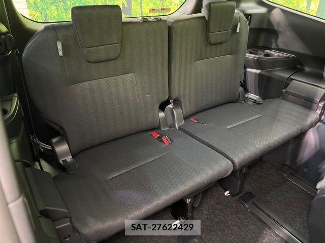 Toyota VOXY HYBRID 2023-11 8882931-10