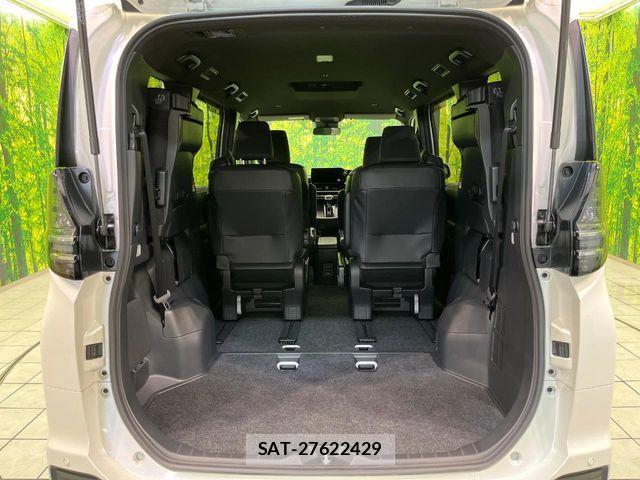 Toyota VOXY HYBRID 2023-11 8882931-11