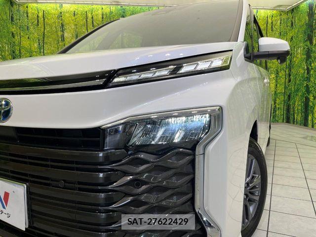 Toyota VOXY HYBRID 2023-11 8882931-13
