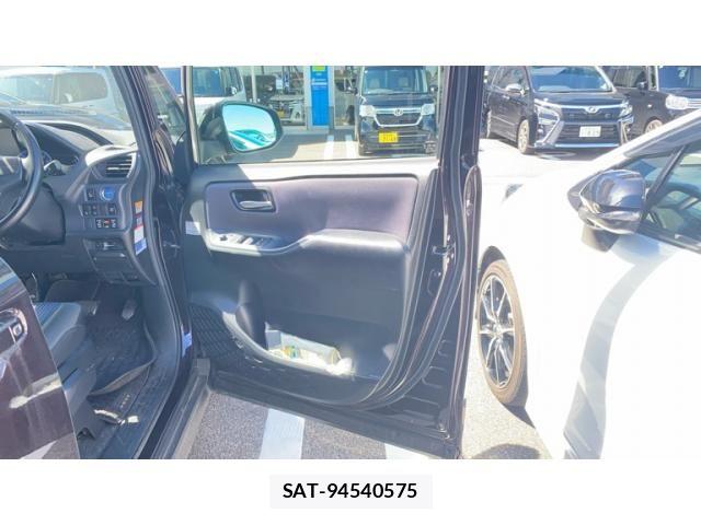 Toyota VOXY HYBRID 2016-05 8882947-5