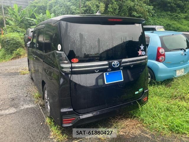 Toyota VOXY HYBRID 2023-04 8882934-2