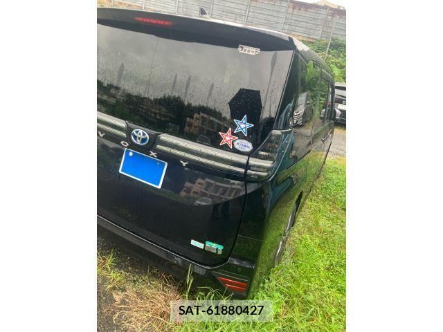 Toyota VOXY HYBRID 2023-04 8882934-3