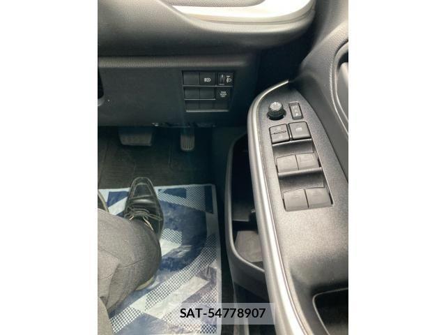 Toyota VOXY HYBRID 2023-05 8882930-14