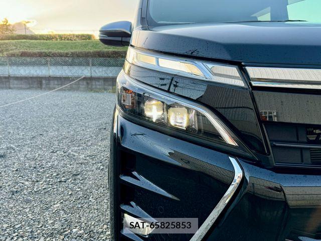 Toyota VOXY HYBRID 2021-06 8882937-10