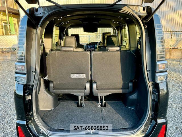 Toyota VOXY HYBRID 2021-06 8882937-14