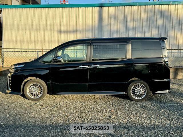 Toyota VOXY HYBRID 2021-06 8882937-3