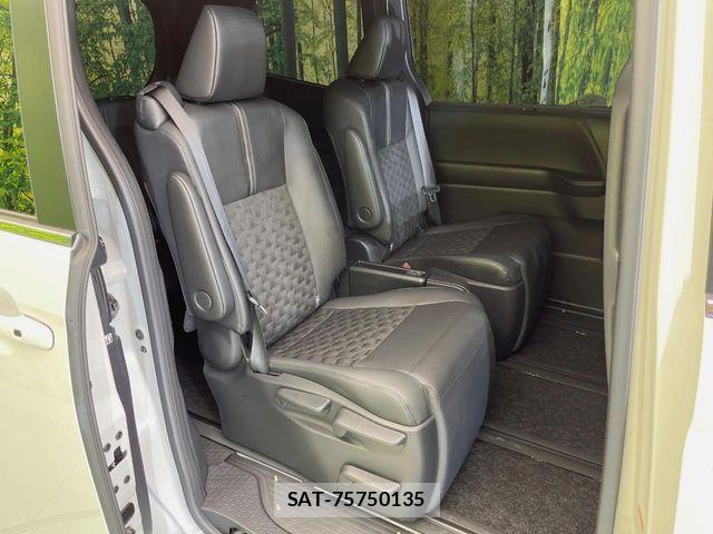 Toyota VOXY HYBRID 2025-11 8882915-8