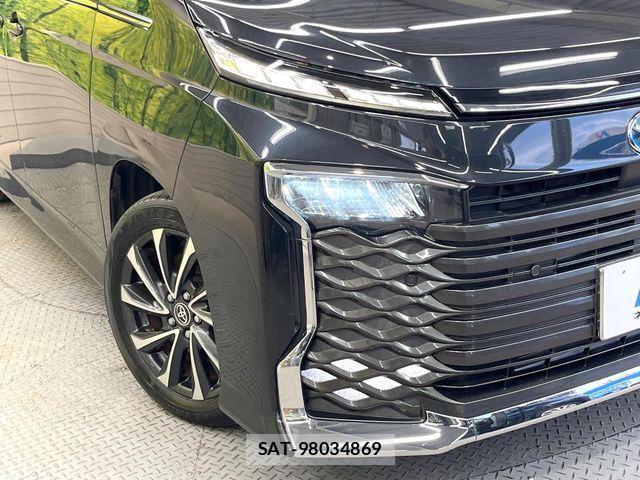 Toyota VOXY HYBRID 2023-05 8882922-12