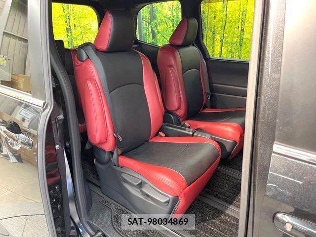 Toyota VOXY HYBRID 2023-05 8882922-8