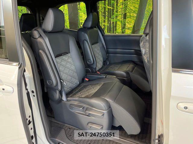 Toyota VOXY HYBRID 2026-09 8882914-8