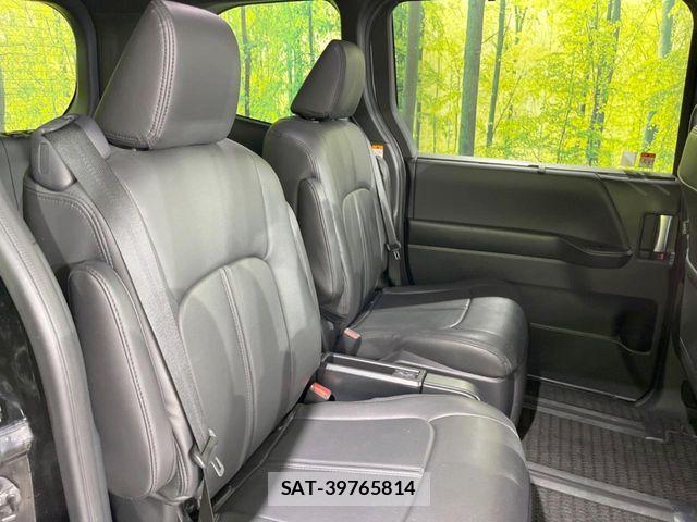 Toyota VOXY HYBRID 2023-11 8884592-8