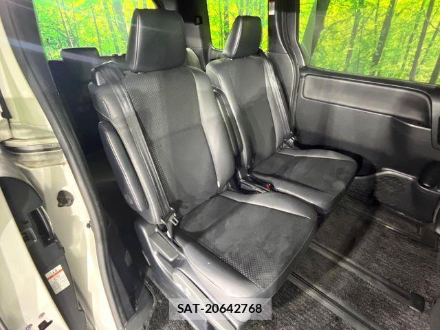 Toyota VOXY HYBRID 2021-06 8884596-8