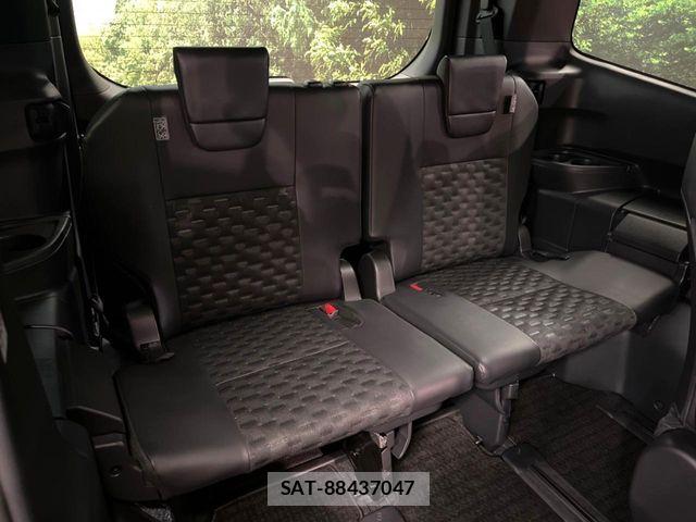Toyota VOXY HYBRID 2022-06 8884586-11