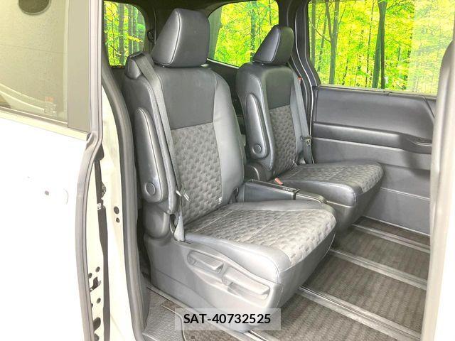 Toyota VOXY HYBRID 2023-08 8884594-8