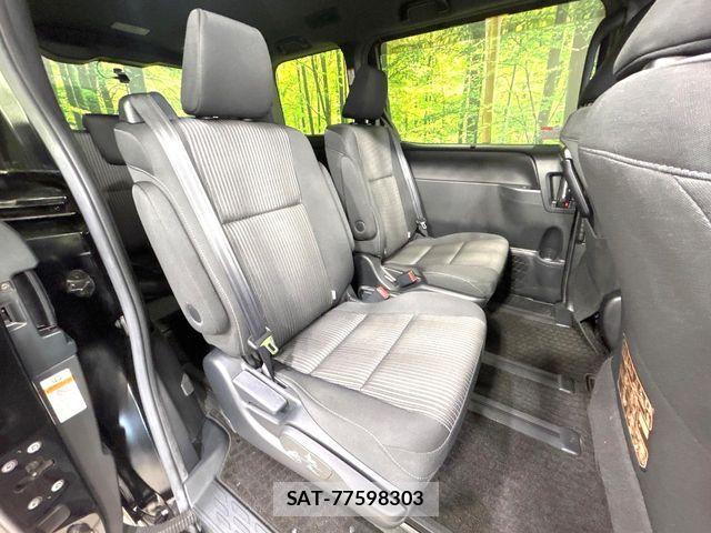Toyota VOXY HYBRID 2018-01 8884598-9
