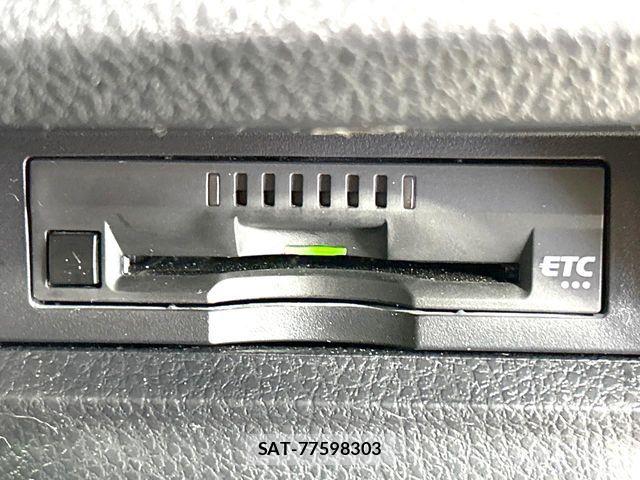 Toyota VOXY HYBRID 2018-01 8884598-5