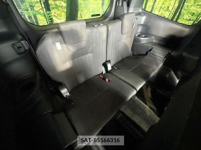 Toyota VOXY HYBRID 2023-08 8884595-9