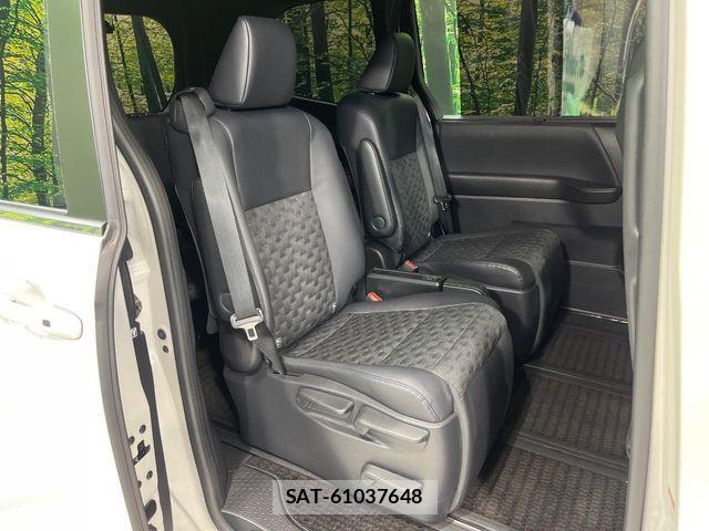 Toyota VOXY HYBRID 2023-10 8884591-8