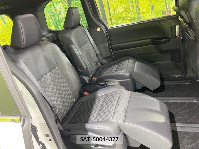 Toyota VOXY HYBRID 2024-09 8884588-8