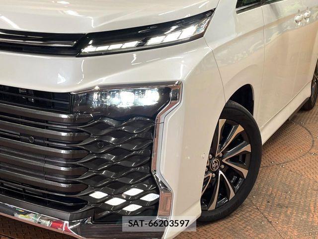 Toyota VOXY HYBRID 2023-11 8884590-11