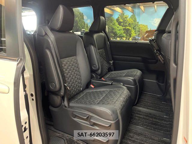 Toyota VOXY HYBRID 2023-11 8884590-8