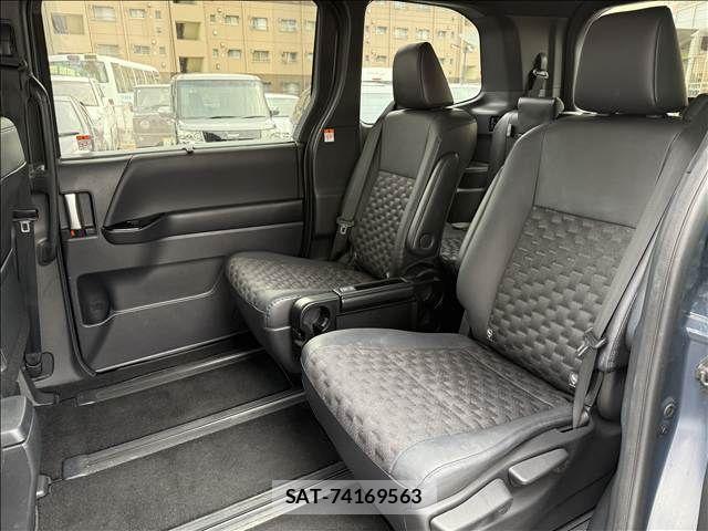 Toyota VOXY HYBRID 2022-09 1382134-9