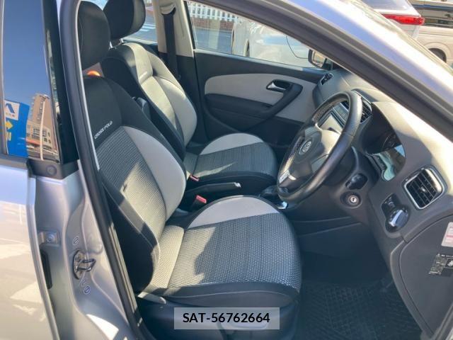VolksWagen POLO 2011-12 8564078-18