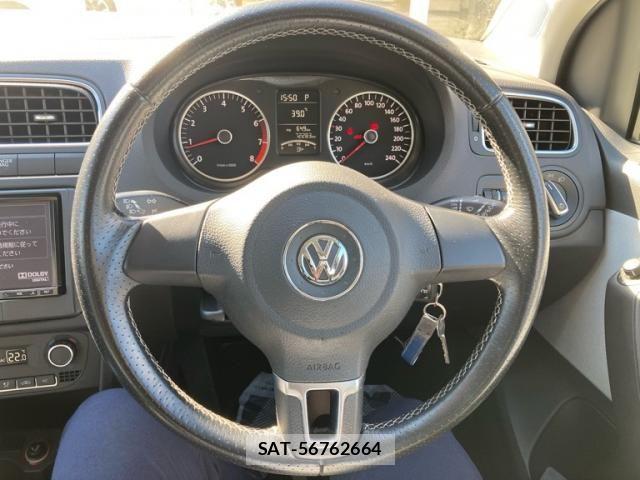 VolksWagen POLO 2011-12 8564078-22