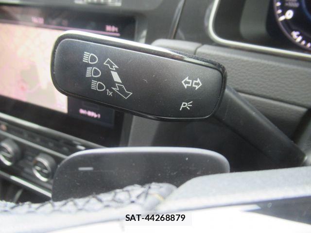 VolksWagen GOLF 2019-08 8102695-25