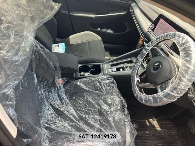 VolksWagen GOLF 2021-09 8102686-6
