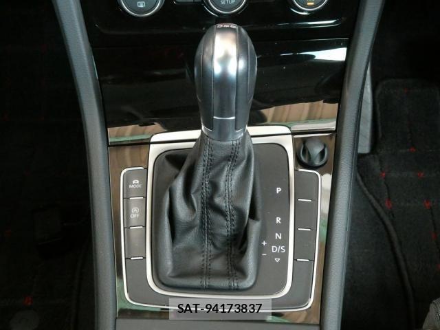VolksWagen GOLF 2013-07 8232388-12