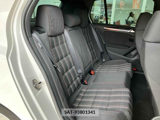 VolksWagen GOLF 2011-12 8369732-16
